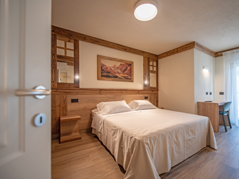 Chambre confortable avec lit double et décorations en bois.